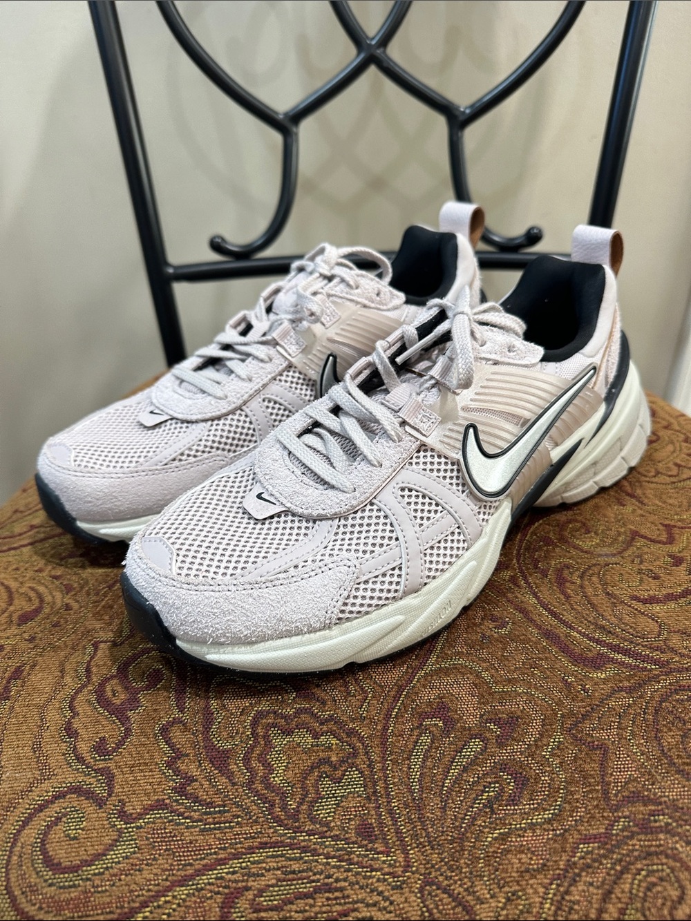 Nike V2 Women’s Running Shoes NWT